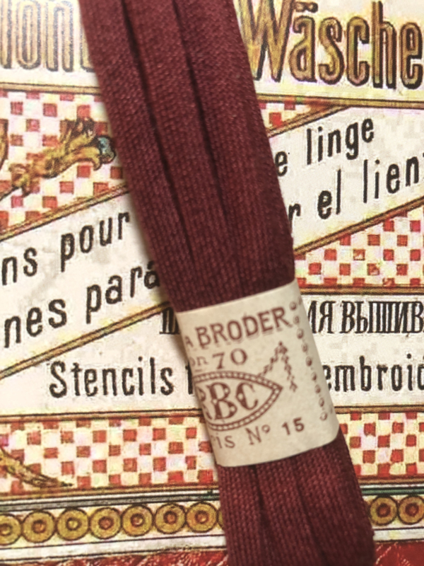 Band | Rood | Bordeaux rood antiek Frans borduurlint RBC 'Lacet a Broder' pon 70 - coloris no. 15  - ca. 1900-1910