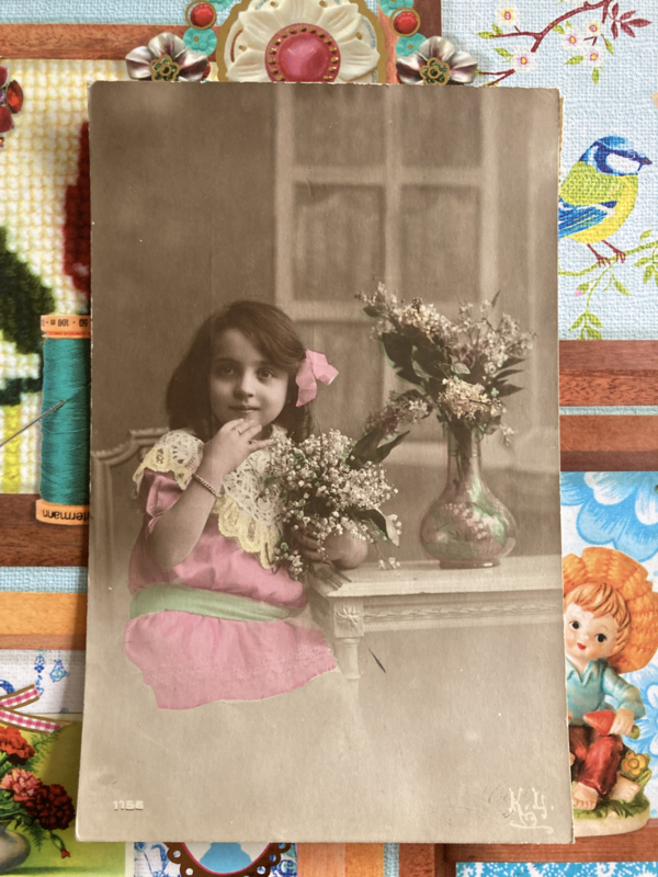 Ansichtkaart | België | Meisjes | 1914 fotokaart meisje met prachtige kanten kraag, roze jurkje en bloemen