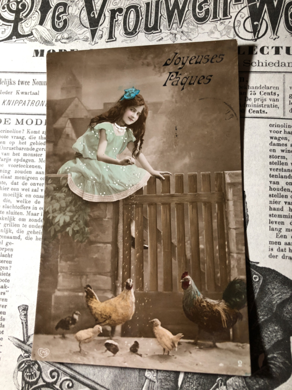 Frankrijk | Pasen 'Joyeuses Paques' EAS 1344: Meisje een kippenfamilie in een groen jurkje- (ca. 1900-1910) | SEIZOENEN | VOORJAAR & PASEN | Pearls and Roses