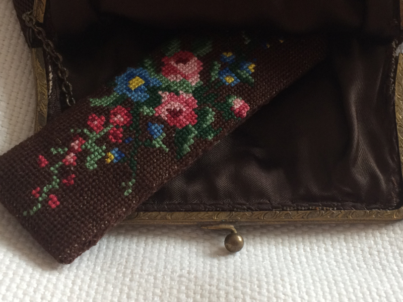 Tasjes | Antiek handgemaakt handtasje "petit point" tasje bruin met roosjes en een kammetje hoesje | Jugendstill  | ca. 1890-1910