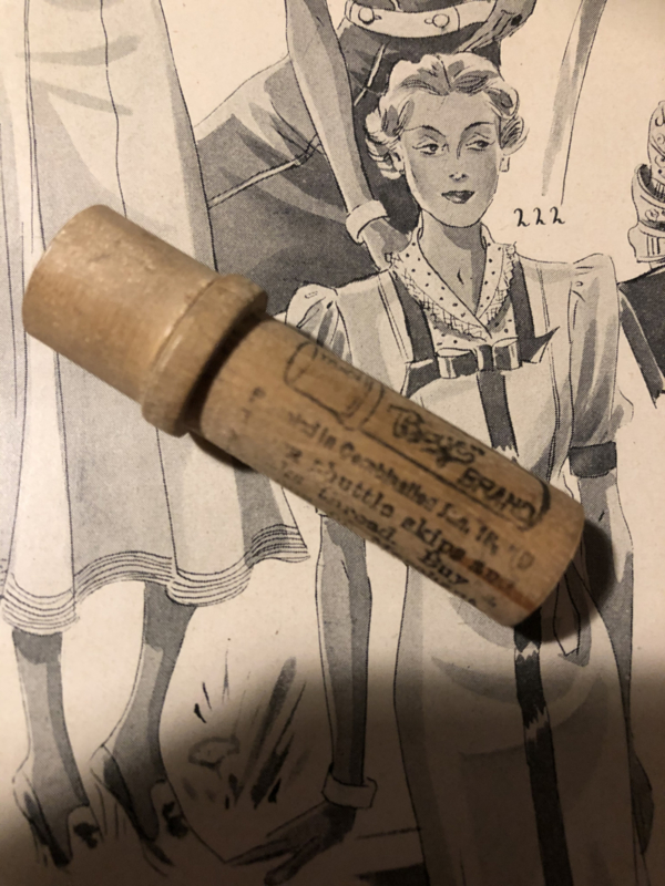 Naaldenkoker | Hout | Houten (dennen) naaldenkoker voor naaimachinenaalden nr. 20 "The Boye Needle Co. Chicago - 1926-1929