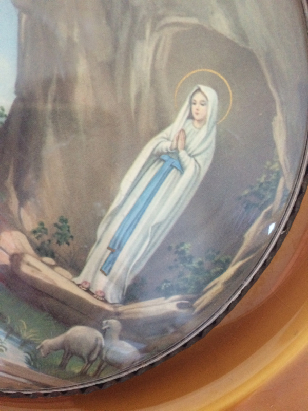 Belgie | Religie | Katholiek | Vintage bord "Lourdes" Louis XV Honey Faïence de FRANCE