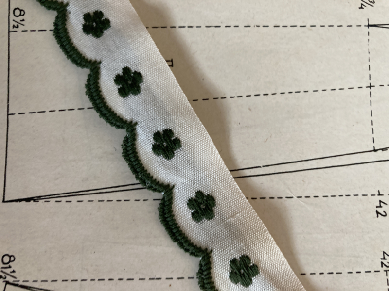 Broderie | Wit | Bloemen | Vintage met groen schulpje "Broderie Bloem" | 100% katoen (1 cm)
