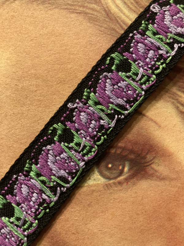 Sierband | Paars | 02 cm - Brokaat band - zwarte ondergrond met lila en paarse roosjes  (per 50 cm)