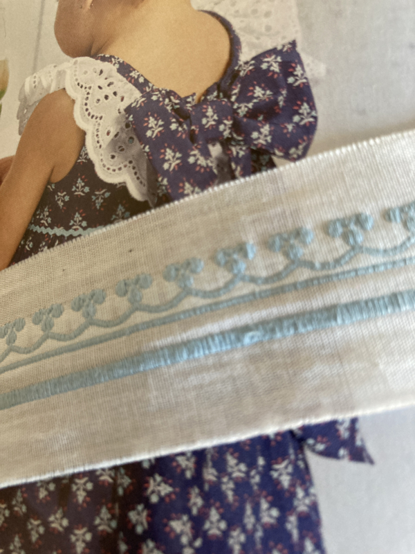 Broderrie Anglaise | Blauw | Strepen | Antiek lakenband met geborduurde lichtblauwe streep en rand (3 cm)
