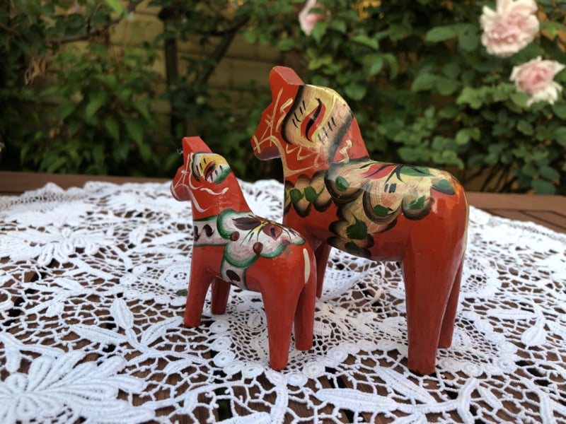 VERKOCHT | weden | Zweedse houten souvenir paardjes 2 stuks (9 en 6,5 cm)