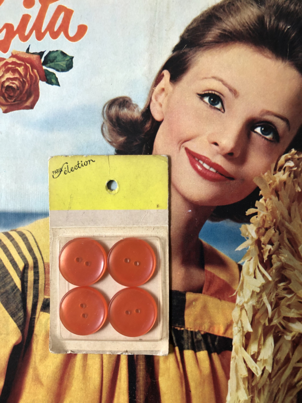 Knopen | Rood | Ø 20 mm - roze-rode knopen 'Paris Selection' knopenkaartje met 4 knopen 2 gaatjes | jaren '50