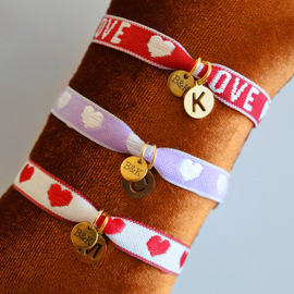 Armbandje lint met love rood letter goudkleurig