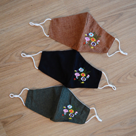 Mondkapje zwart met bloemetjes