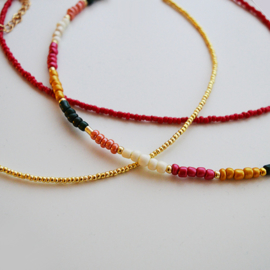 Ketting kralen rood, roze, geel, beige en groen