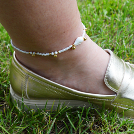 Enkelbandje met schelpjes in wit en goudkleur