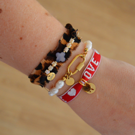 Armbandje lint met love rood letter goudkleurig