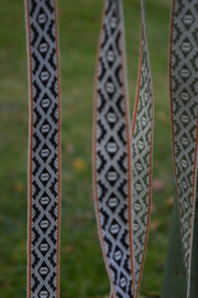 Breed folkloreband in retrokleuren, zwart