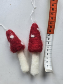 2 Paddenstoelen, wol, hangers voor de kerstboom