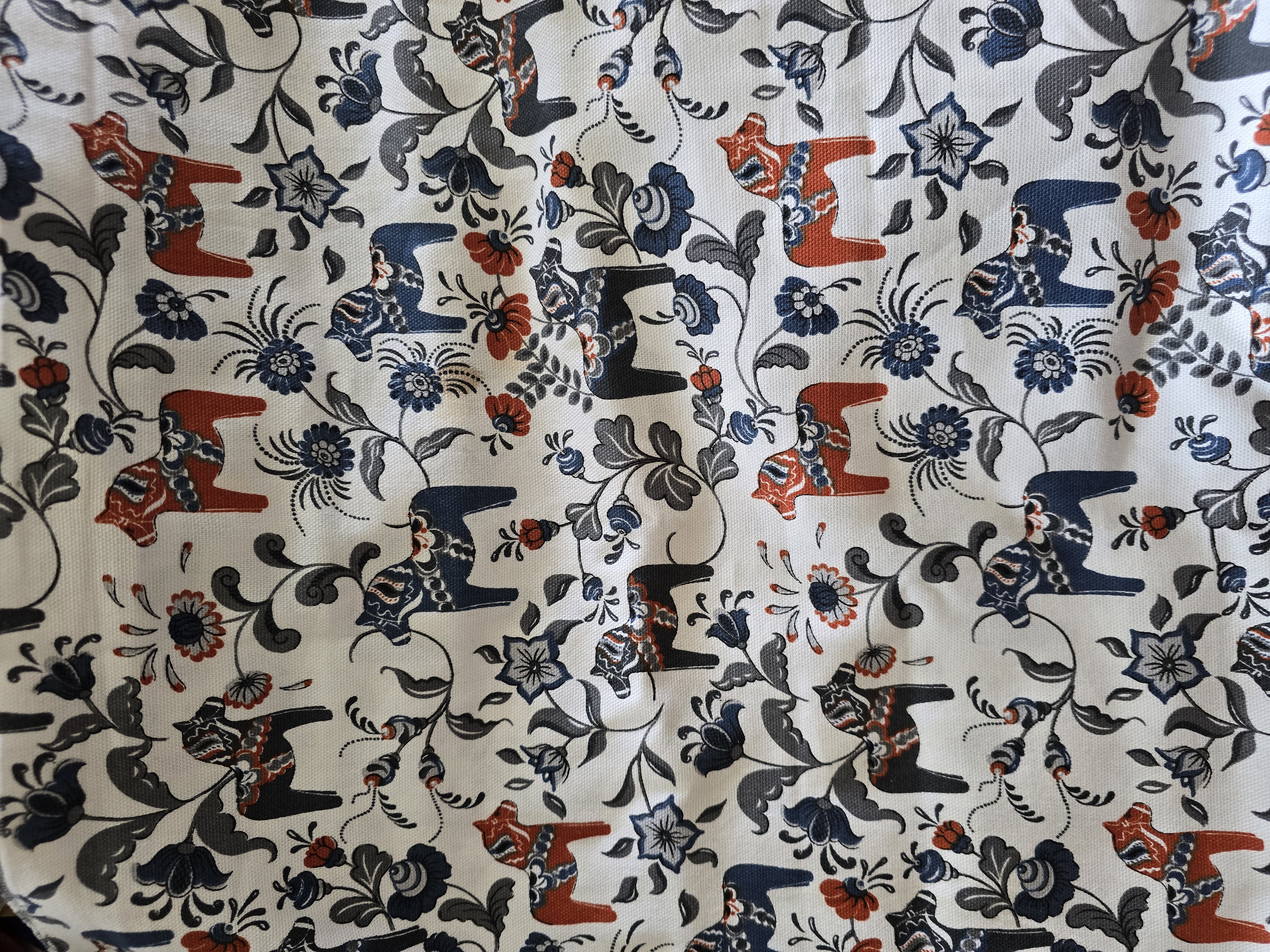 Stof met Zweedse paardjes naturel blauw
