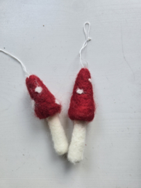 2 Paddenstoelen, wol, hangers voor de kerstboom