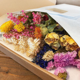 Letterbox gevuld met droogbloemen multi color