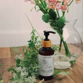 RAW ROOTs - Voedende bodylotion hennepzaad, brocoli en etherische olie van sandalhout - 200 ml