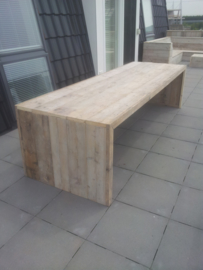 Tafel met dichte zijkanten