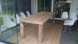 Tafel met blokpoten