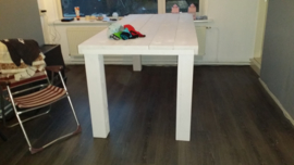 Tafel met blokpoten