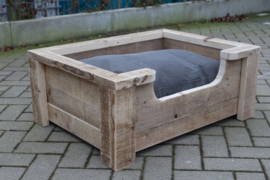 Hondenmand Floki gebruikt hout