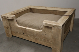 Hondenmand Floki gebruikt hout