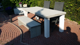 Tafel met blokpoten