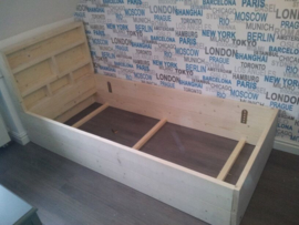 Bed met kastje