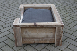 Hondenmand Floki gebruikt hout