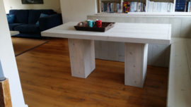 Eettafel met kolompoten