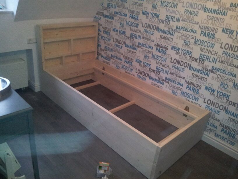 Bed met kastje (Kleur: Gebruikt of zonder bed laden: Zonder lade,Voor matrasmaat van: 90x200 cm) | Bedden | KSM-Steigerhout