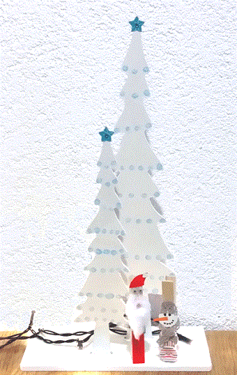 Kerstpoppetjes bij ddbd bomen