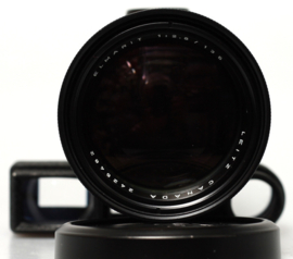 Leica M Elmarit 135mm f2,8 met bril en ingebouwde zonnekap