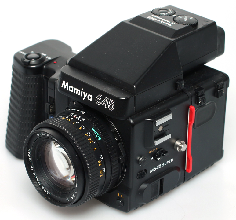 Mamiya 645 super + 80mm f2,8 N, AE zoeker, riem, en winder.