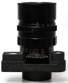 Leica M Elmarit 135mm f2,8 met bril en ingebouwde zonnekap