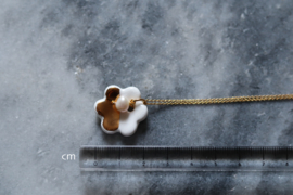 24-karaats vergulde zilveren ketting met een porseleinen bloemenhanger en een zoetwaterparel