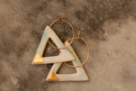 24k goud gevulde oorbellen met lichtblauwe porseleinen driehoek hanger