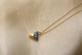 Porseleinen ketting, sieraden van keramiek porselein, hanger van blauw porselein met gouden glans.