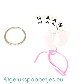 Naam sleutelhanger met roze babyvoetjes gelukshangertje