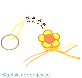 Naam sleutelhanger met zomerbloem gelukshangertje