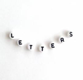 Witte ronde letterkralen