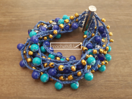 Blauwe gehaakte armband met kralen en magneetsluiting boho stijl