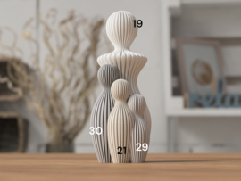 Modern 3d geprint beeldje mama met 3 kinderen