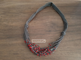 Donkergrijze gehaakte ketting met rode parels en magneetsluiting