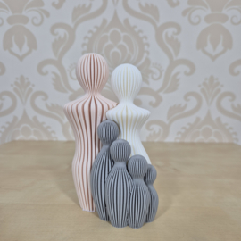 Modern 3d geprint beeldje gezin met 4 kinderen