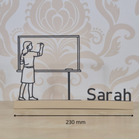 3D-Geprint Leerkracht (vrouw) Naambord – Personaliseerbaar tot 9 Letters – PLA – 230 mm