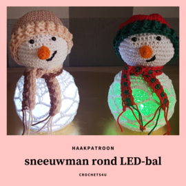 Haakpatroon sneeuwman rond LED-bol