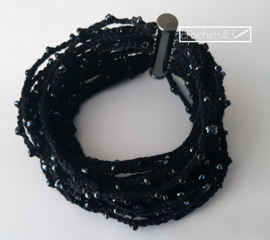 Zwarte gehaakte armband met kralen en magneetsluiting boho stijl