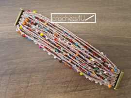Kleurrijke gehaakte armband met kralen en magneetsluiting boho stijl
